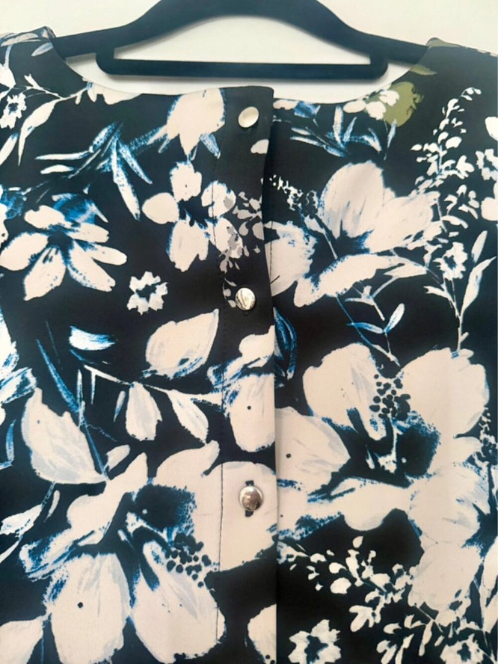 Cute floral boxy structural back buttoned T-shirt from Warehouse - Picture 4 of 14